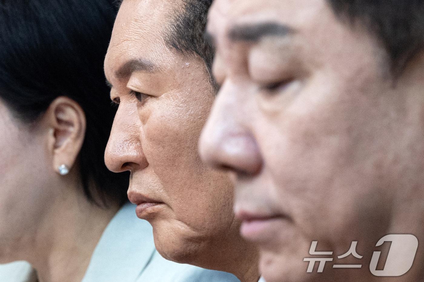 정청래 더불어민주당 대표와 김병기 원내대표가 12일 서울 여의도 국회에서 최고위원회의에 참석하고 있다. 2025.9.12/뉴스1 ⓒ News1 이승배 기자