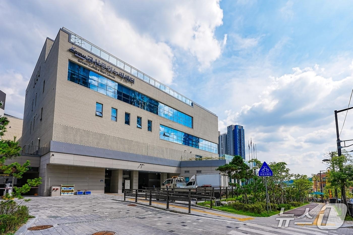 12일 개관한 고산문화누리센터 전경.(광주시 제공)