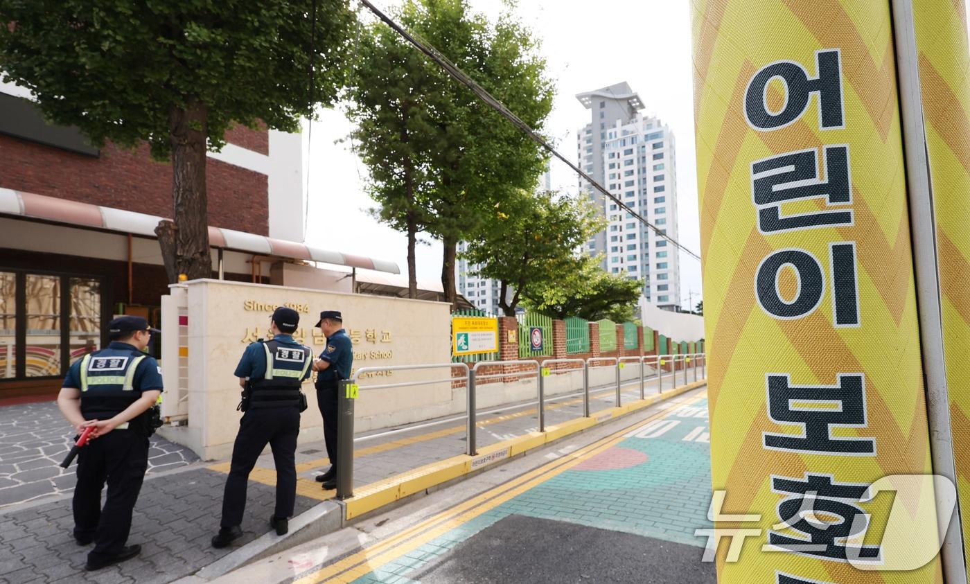서울 광진구 양남초등학교 입구에서 경찰들이 예방순찰을 실시하고 있다.  2025.9.12/뉴스1 ⓒ News1 박지혜 기자