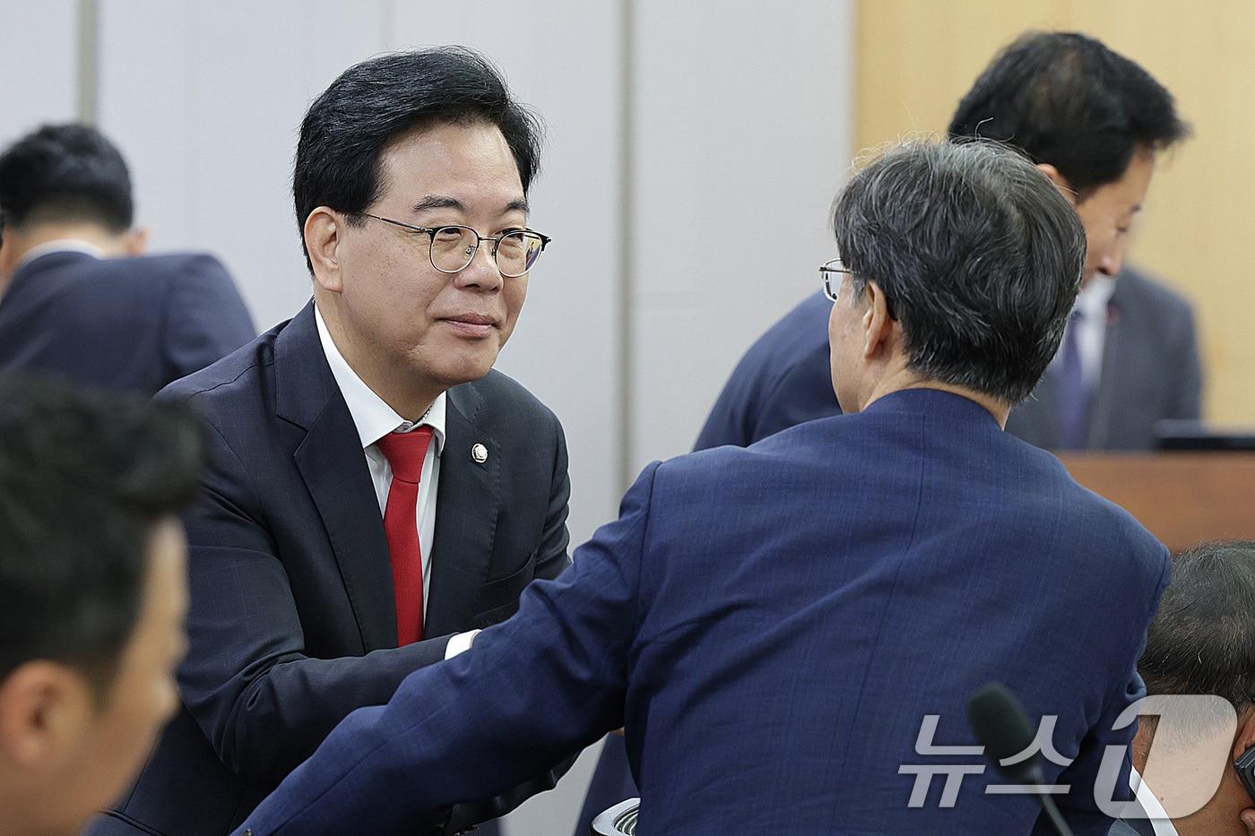 송언석 국민의힘 원내대표가 12일 오전 서울 여의도 국회 의원회관에서 열린 'K-스틸법 발의, 그 의미와 향후 과제 토론회'에서 참석자들과 인사하고 있다. 2025.9.12/뉴스1 ⓒ News1 신웅수 기자