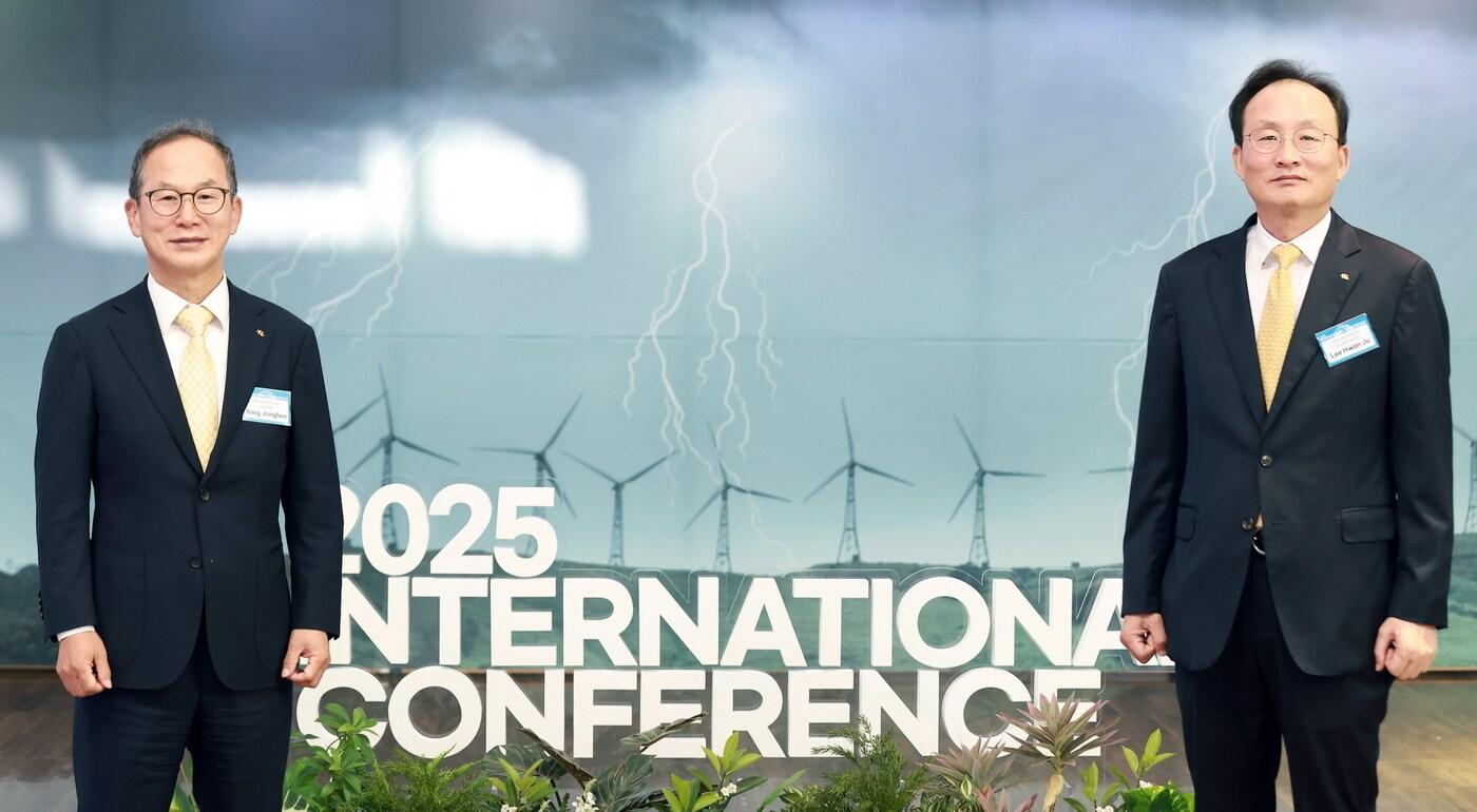 지난 11일 서울 서대문구 소재 이화여자대학교 ECC 이삼봉홀에서 열린 ‘2025 국제 콘퍼런스’에서 양종희 KB금융회장(왼쪽)과 이환주 KB국민은행장(오른쪽)이 기념촬영을 하고 있다.