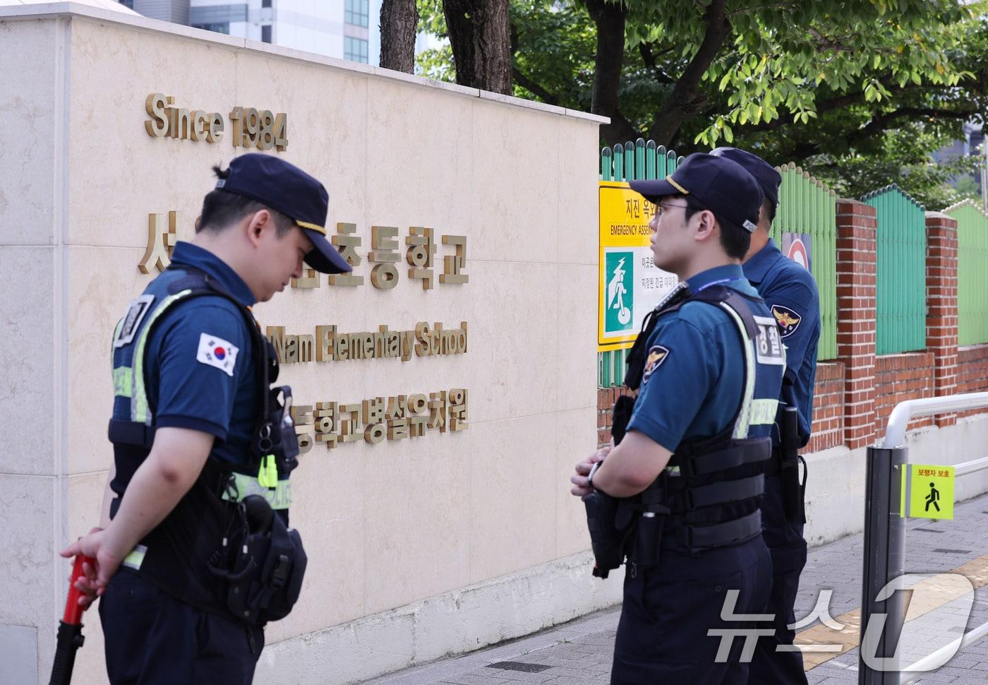 지난 12일 서울 광진구의 한 초등학교 입구에서 경찰들이 예방순찰을 실시하고 있다. 2025.9.12/뉴스1 ⓒ News1 박지혜 기자