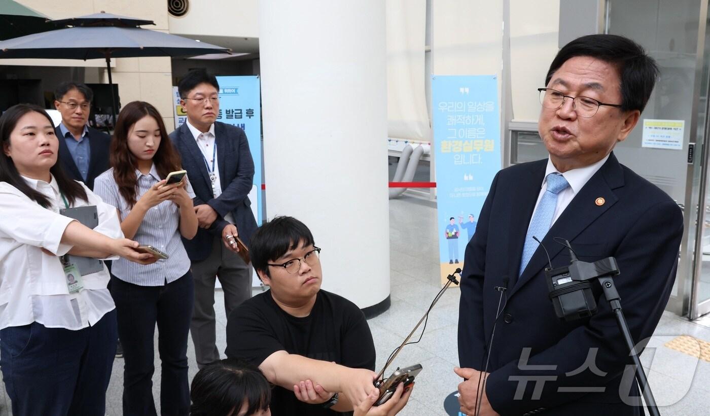 최교진 사회부총리 겸 교육부 장관이 12일 오전 세종시 정부세종청사에 출근하며 인사말을 하고 있다. 2025.9.12/뉴스1 ⓒ News1 김기남 기자