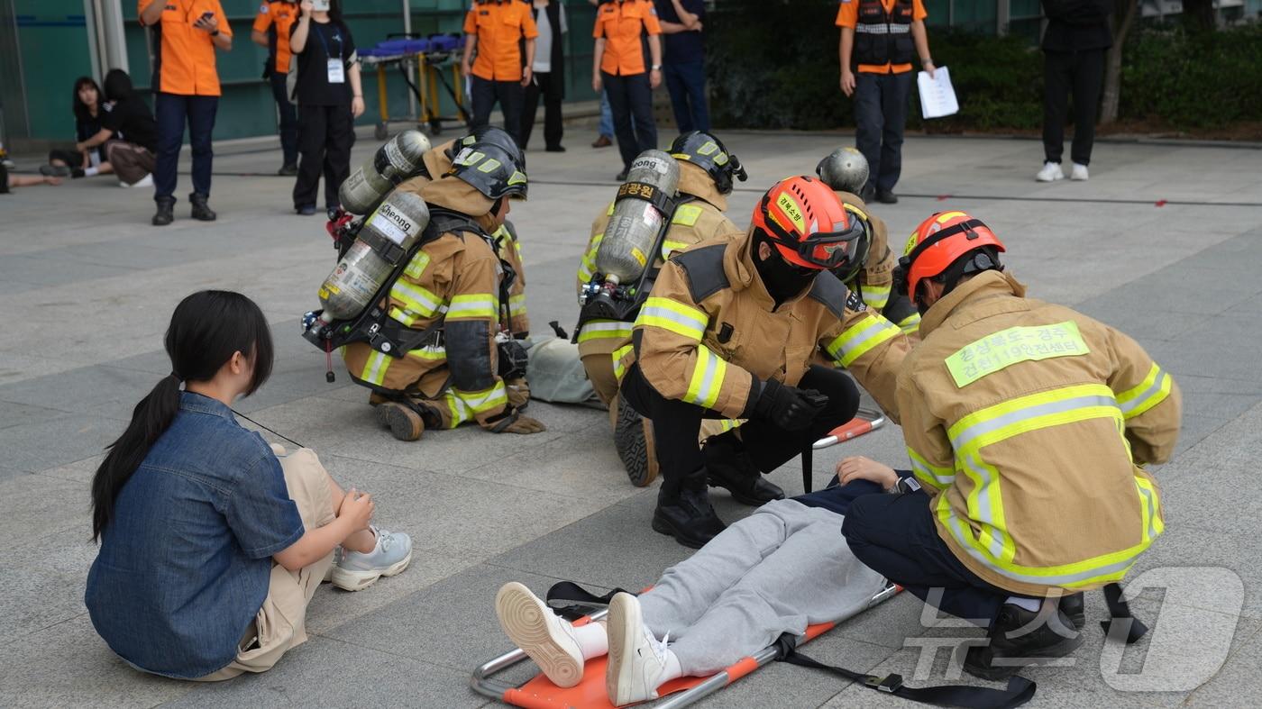 경북소방본부는 12일 경찰과 군 등 25개 기관·단체 480여명이 참여한 가운데 경주시 일원에서 긴급구조 종합훈련을 진행했다.&#40;경북도 제공,재판매 및 DB 금지&#41; ⓒ News1 김대벽기자