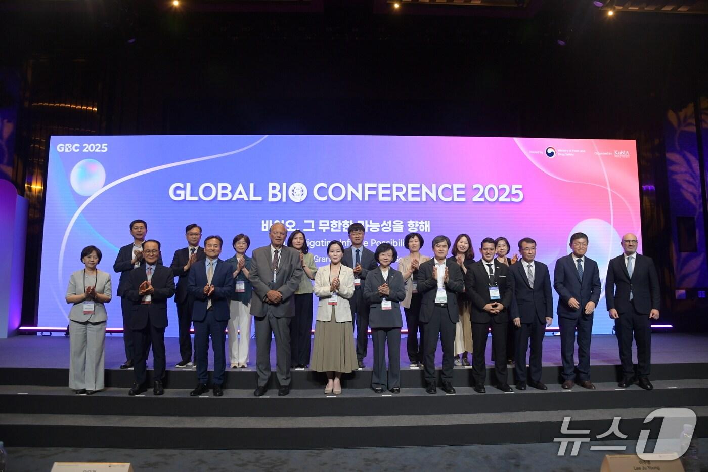 식품의약품안전처는 3~5일 서울 파르나스에서 개최된 '2025 글로벌 바이오 콘퍼런스'(GBC)에 전 세계 의약품 규제당국, 업계, 학계 등 약 4530명이 참석했다고 밝혔다. 사진은 GBC 개막식 모습.(식품의약품안전처 제공)
