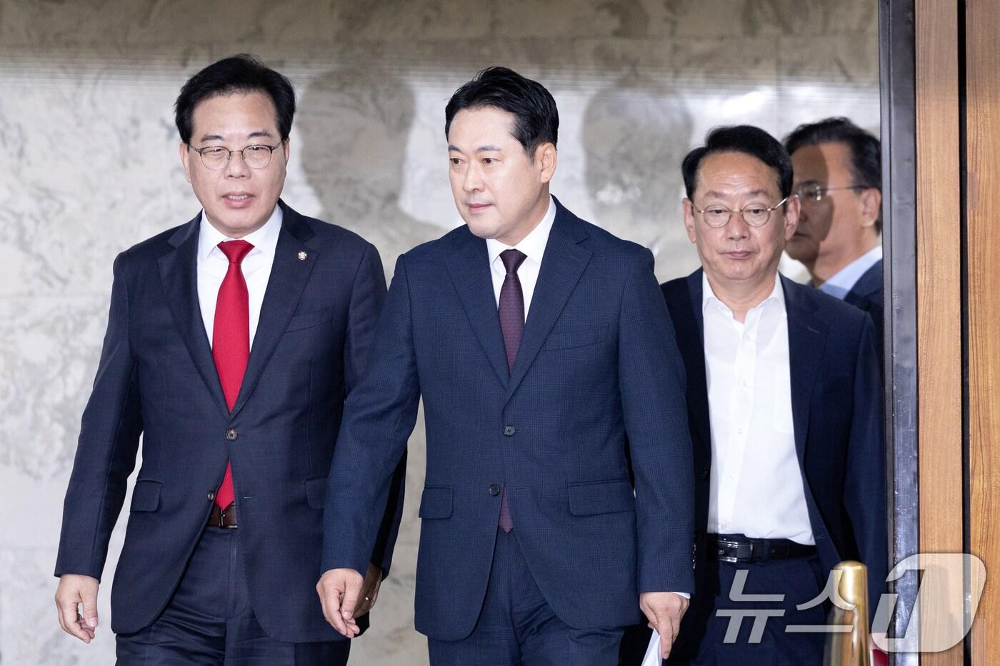 장동혁 국민의힘 대표와 송언석 원내대표가 12일 서울 여의도 국회에서 열린 &#39;이재명 정부 100일 국정 파탄 실정 토론회&#39;에 참석하고 있다. 2025.9.12/뉴스1 ⓒ News1 이승배 기자