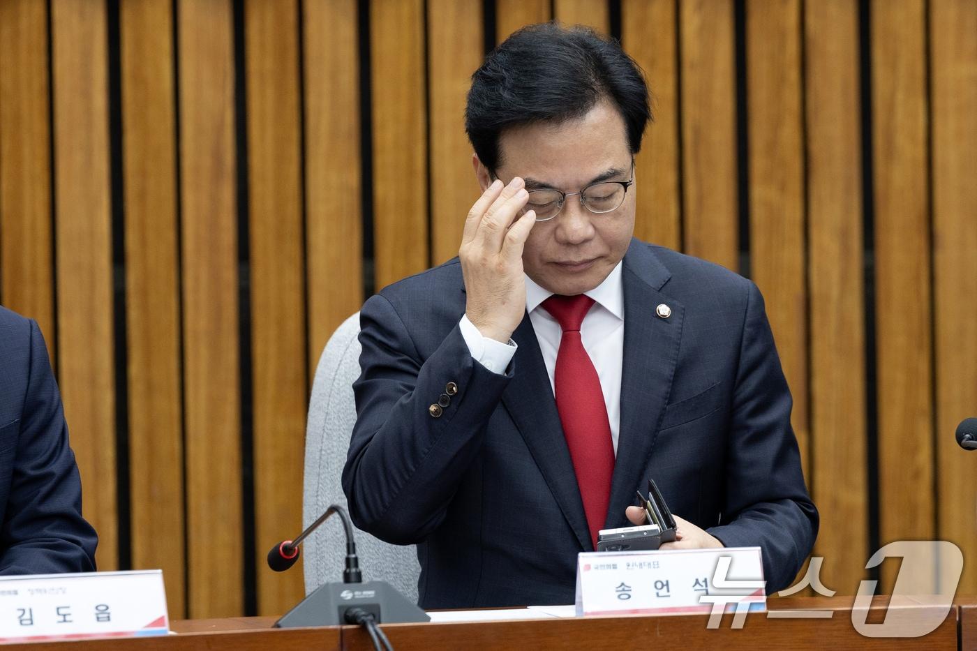 본문 이미지 - 송언석 국민의힘 원내대표가  서울 여의도 국회에서 열린 '이재명 정부 100일 국정 파탄 실정 토론회'에 참석해 안경을 고쳐쓰고 있다. 2025.9.12/뉴스1 ⓒ News1 이승배 기자