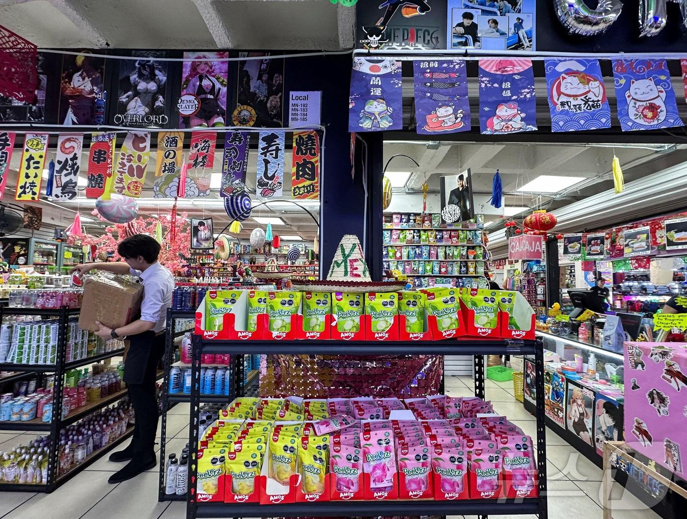 본문 이미지 - 멕시코의 멕시코시티 시내 중국 수입품 전문 쇼핑몰 내 소매점에 중국산 제품이 진열되어 있다. 멕시코는 중국을 포함한 자유무역협정&#40;FTA&#41;을 체결하지 않은 국가의 1400여개 제품에 대해 관세를 최대 50%로 인상할 계획이라고 밝혔다. 2025.9.12 ⓒ 로이터=뉴스1 ⓒ News1 정은지 특파원