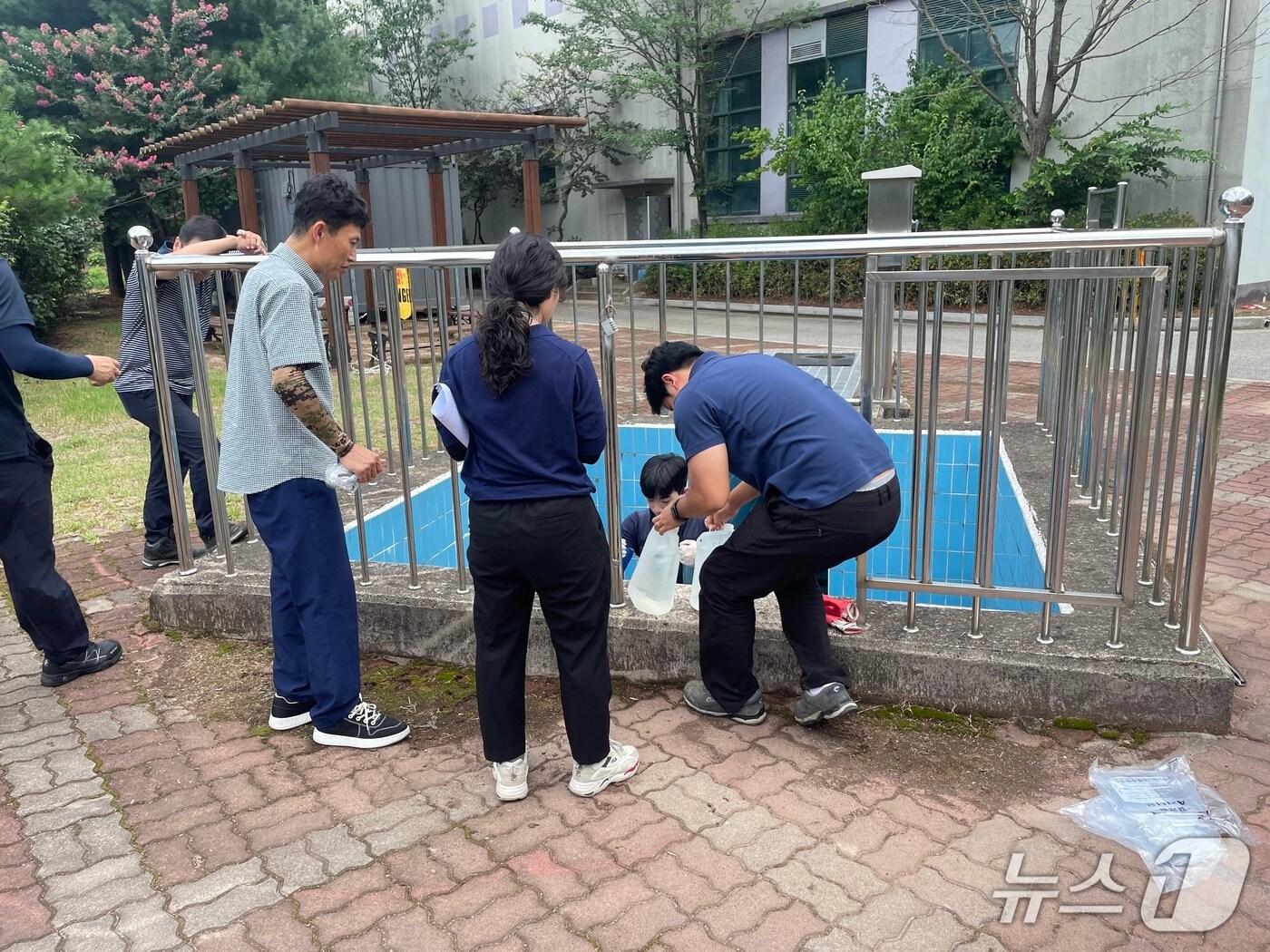 본문 이미지 - 경남도 관계자들이 수질오염물질 배출시설을 점검하고 있다.(경남도 제공. 재판매 및 DB금지)