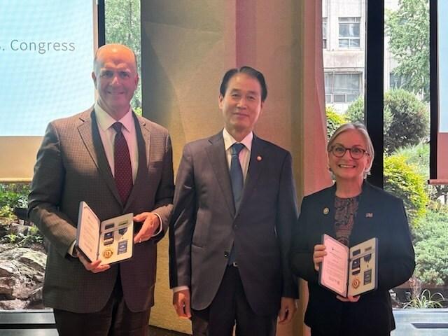 본문 이미지 - 권오을 국가보훈부 장관이 12일 오전 서울 롯데호텔에서 6.25전쟁에 참전한 미국 참전용사의 유가족인 수잔 와일드, 댄 킬디 전 하원의원에게 평화의 사도 메달을 수여하고 기념촬영을 하고 있다.&#40;국가보훈부 제공&#41;