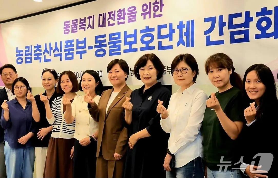 본문 이미지 - 송미령 농식품부 장관은 10일 동물단체와 간담회를 가졌다&#40;송미령 장관 페이스북&#41;. ⓒ 뉴스1