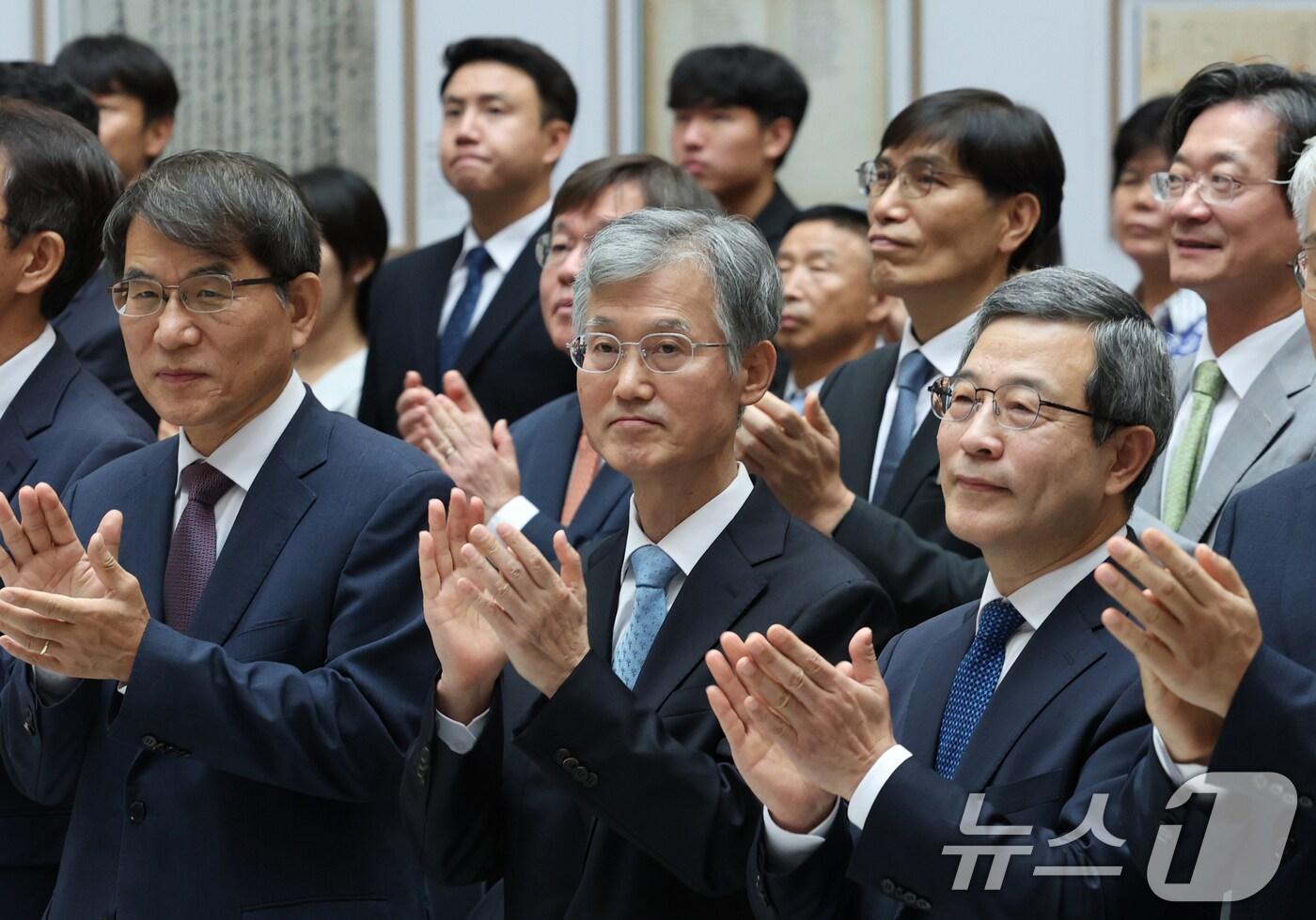 조희대 대법원장(가운데)이 12일 오전 서울 서초구 대법원에서 열린 '2025 대한민국 법원의 날 기념식'에서 박수를 치고 있다. 2025.9.12/뉴스1 ⓒ News1 김영운 기자