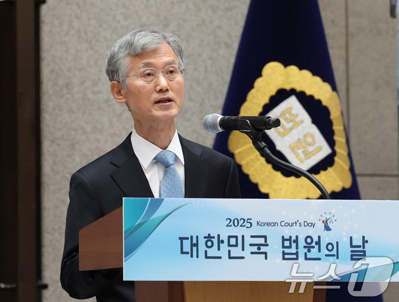 본문 이미지 - 조희대 대법원장이 12일 오전 서울 서초구 대법원에서 열린 '2025 대한민국 법원의 날 기념식'에서 기념사를 하고 있다. 2025.9.12/뉴스1 ⓒ News1 김영운 기자