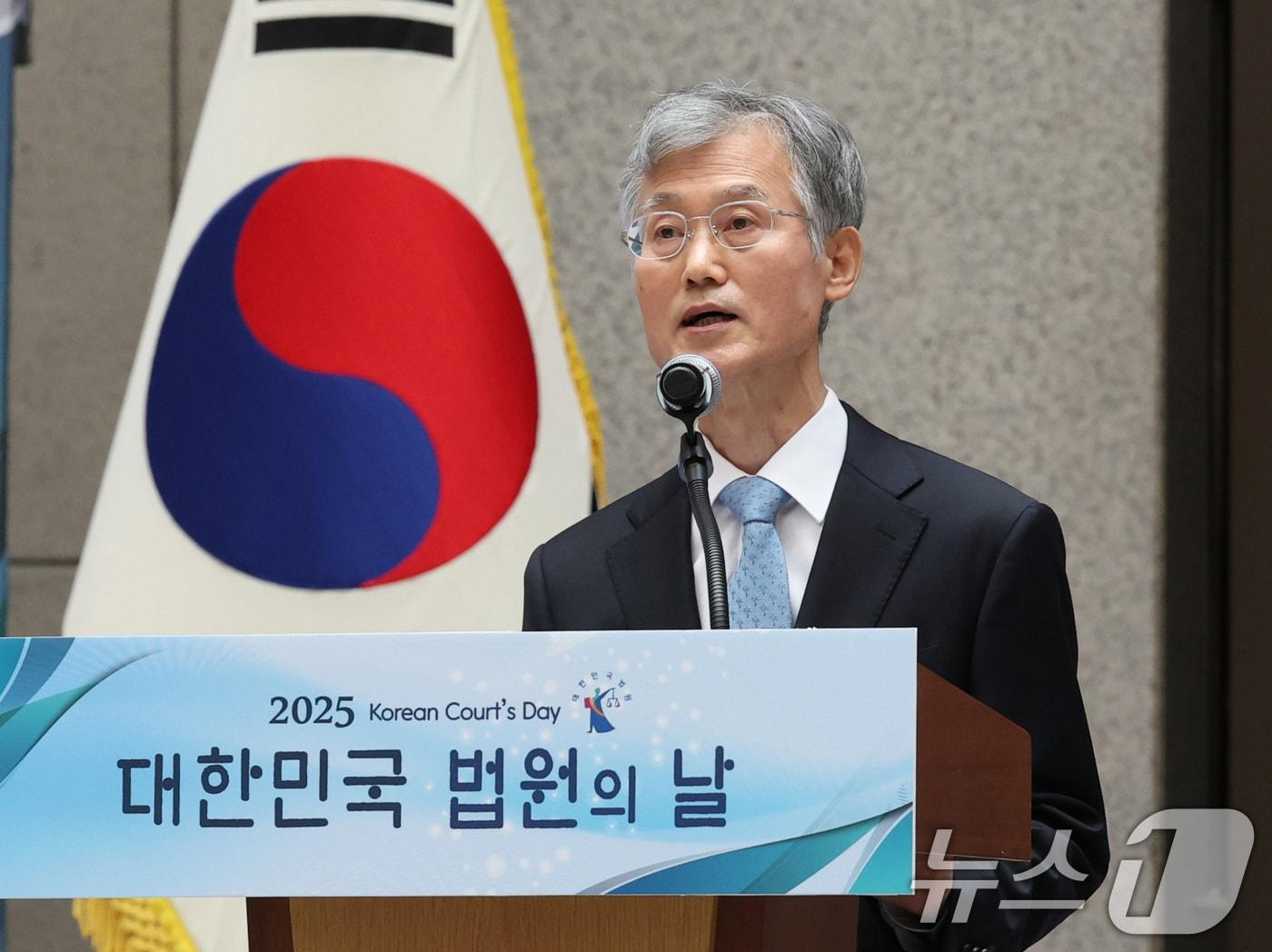 본문 이미지 - 조희대 대법원장이 12일 오전 서울 서초구 대법원에서 열린 &#39;2025 대한민국 법원의 날 기념식&#39;에서 기념사를 하고 있다. 2025.9.12/뉴스1 ⓒ News1 김영운 기자