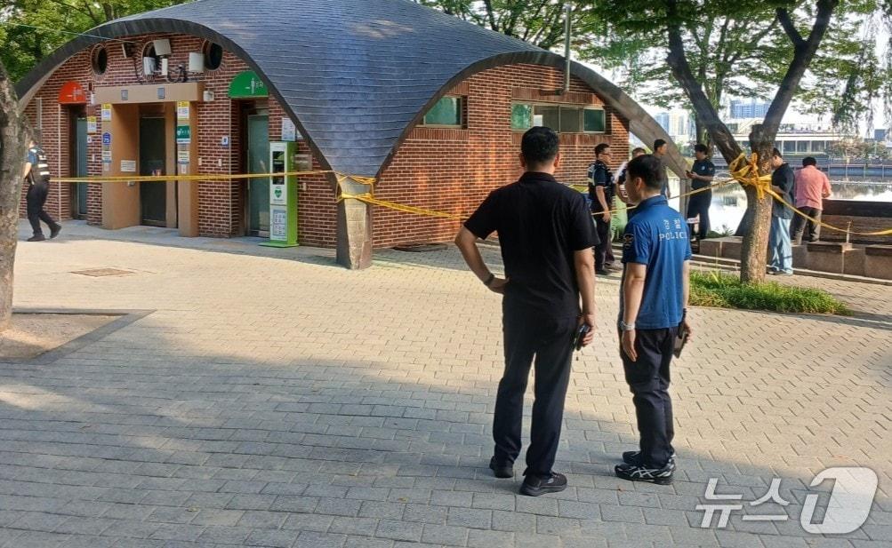 본문 이미지 - 지난 2일 대구 수성구 수성못 인근에서 육군 대위가 총상을 입고 숨진 채 발견돼 경찰이 폴리스라인을 치고 현장을 보존하고 있다.&#40;재판매 및 DB 금지&#41;/뉴스1