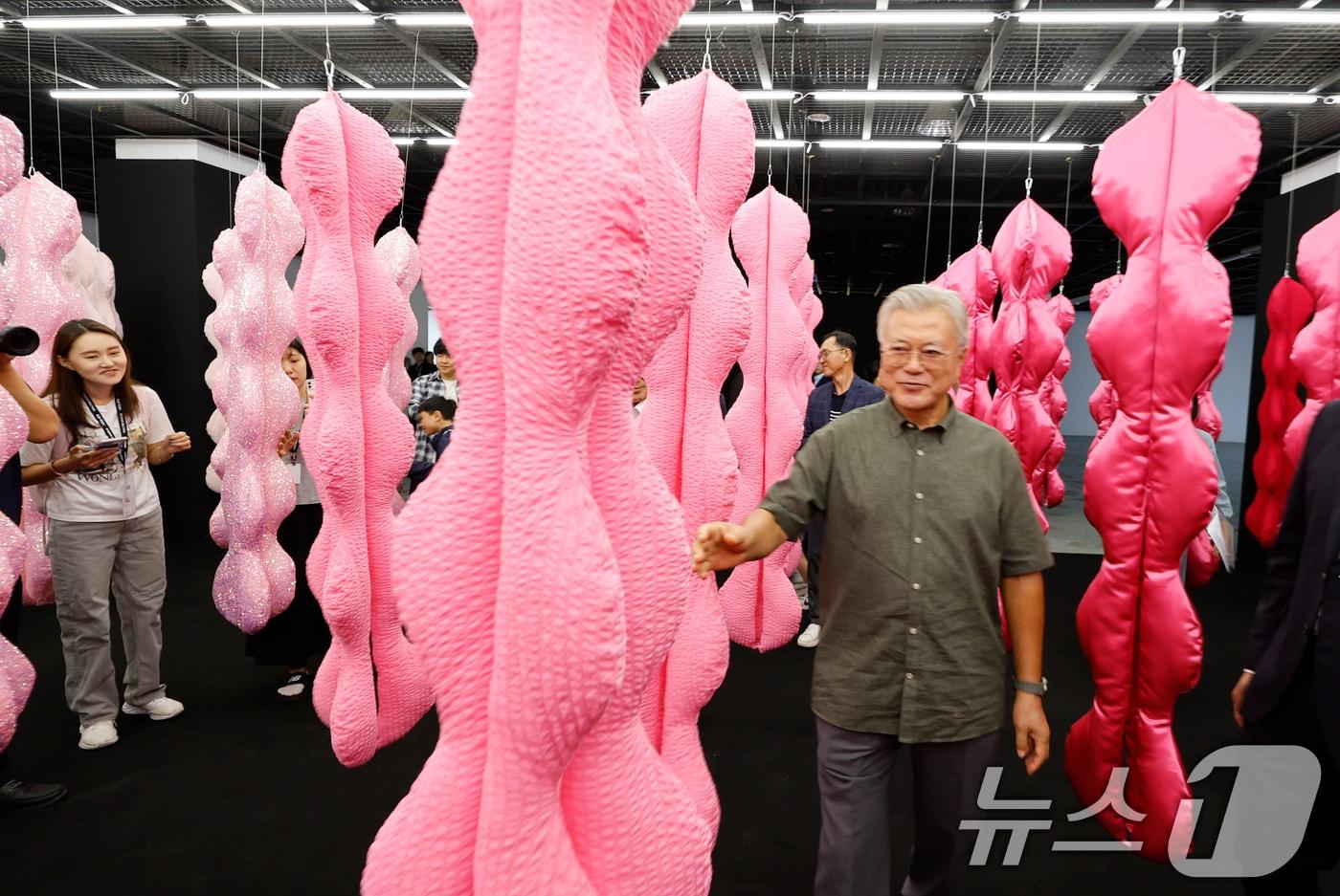 문재인 전 대통령이 광주 북구 용봉동 광주비엔날레 전시관을 찾아 2025 광주디자인비엔날레를 관람하는 모습. 2025.9.12/뉴스1 ⓒ News1 김태성 기자