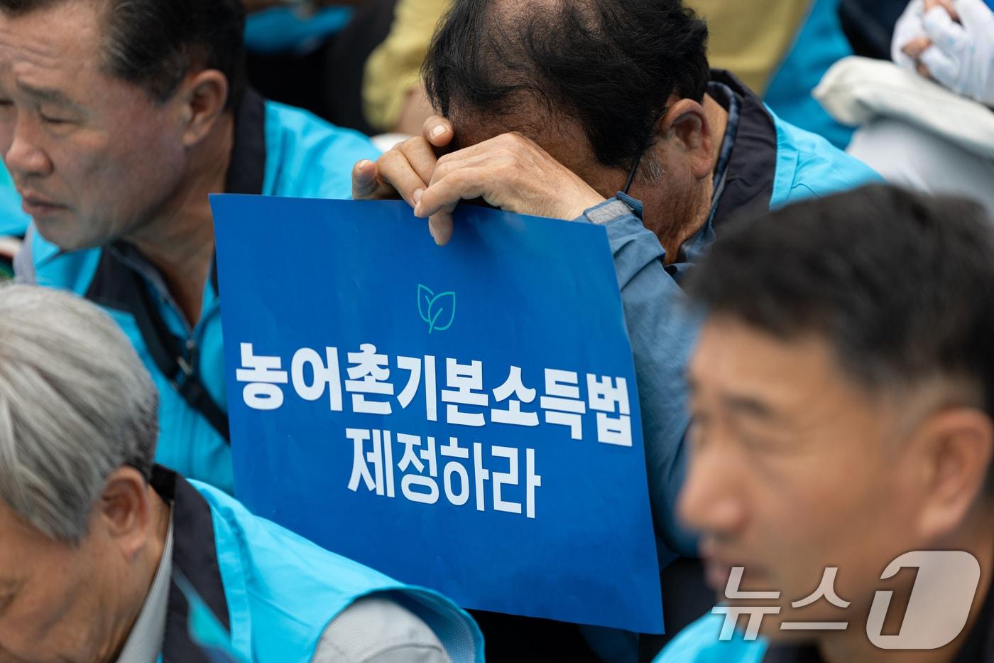 12일 서울 여의도 국회에서 열린 '농어촌기본소득 입법 촉구 500인 기자회견'에서 참가자들이 농어촌 기본소득법 제정을 촉구하고 있다. 농어촌기본소득 법안은 농어촌 읍·면 지역에 1년 이상 거주한 모든 주민에게 월 30만원(연 360만원) 수준의 기본소득을 단계적으로 확대 지급하는 것을 골자로 한다. 2025.9.12/뉴스1 ⓒ News1 이승배 기자