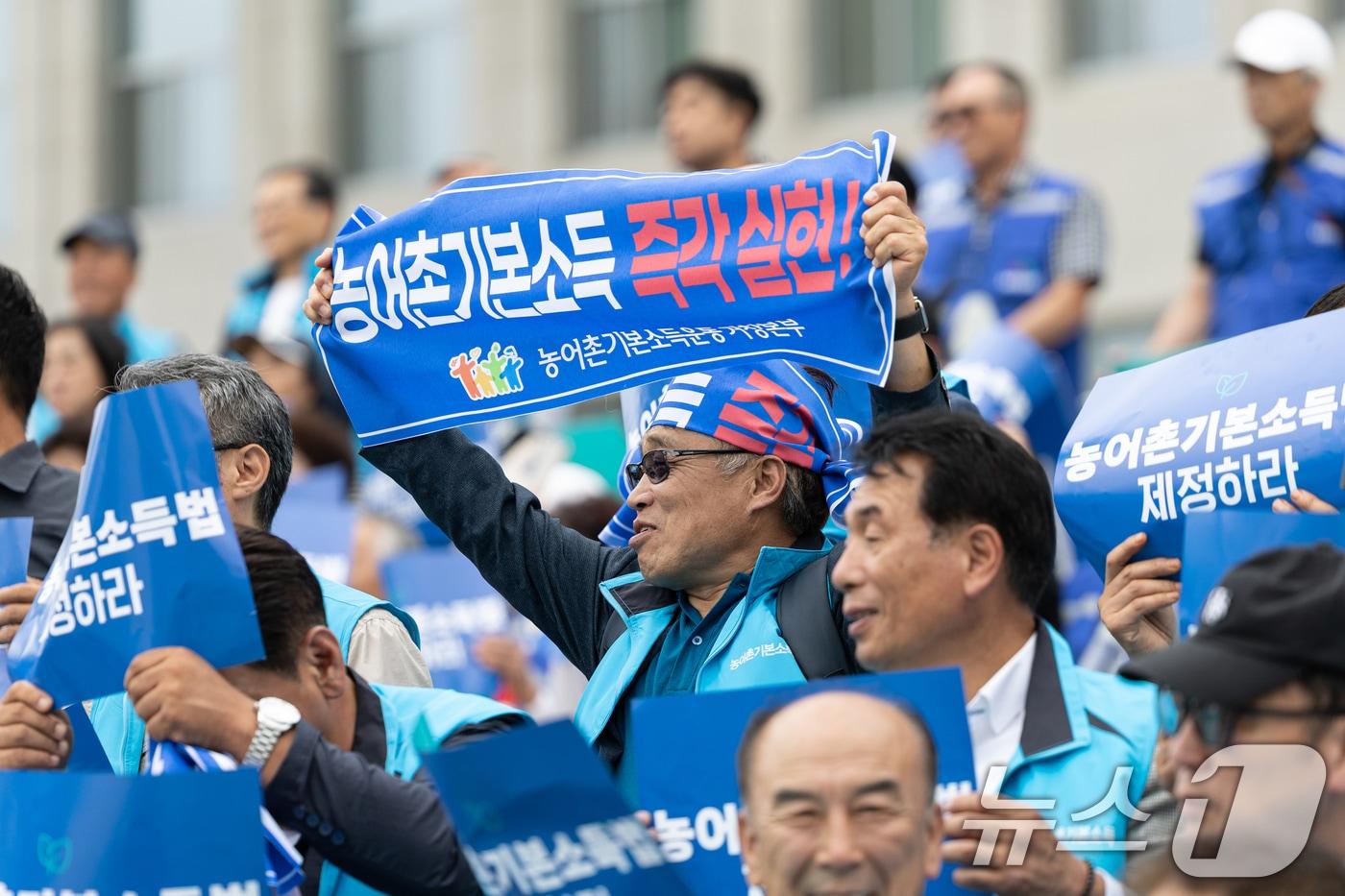 12일 서울 여의도 국회에서 열린 &#39;농어촌기본소득 입법 촉구 500인 기자회견&#39;에서 참가자들이 농어촌 기본소득법 제정을 촉구하고 있다. 농어촌기본소득 법안은 농어촌 읍·면 지역에 1년 이상 거주한 모든 주민에게 월 30만원&#40;연 360만원&#41; 수준의 기본소득을 단계적으로 확대 지급하는 것을 골자로 한다. 2025.9.12/뉴스1 ⓒ News1 이승배 기자