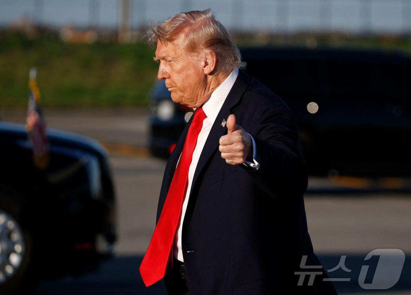 본문 이미지 - 11일(현지시간) 도널드 트럼프 미국 대통령이 뉴욕 라과디아 공항에 도착하고 있다. 트럼프 대통령은 뉴욕양키스 경기를 직관한 뒤 그가 소유한 뉴저지 베드민스터의 골프 클럽에 머무를 예정이다. 2025.09.11 ⓒ AFP=뉴스1 ⓒ News1 김지완 기자