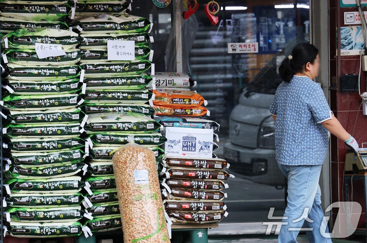 본문 이미지 - 서울 동대문구 청량리종합시장의 쌀 판매점 모습.ⓒ 뉴스1 오대일 기자