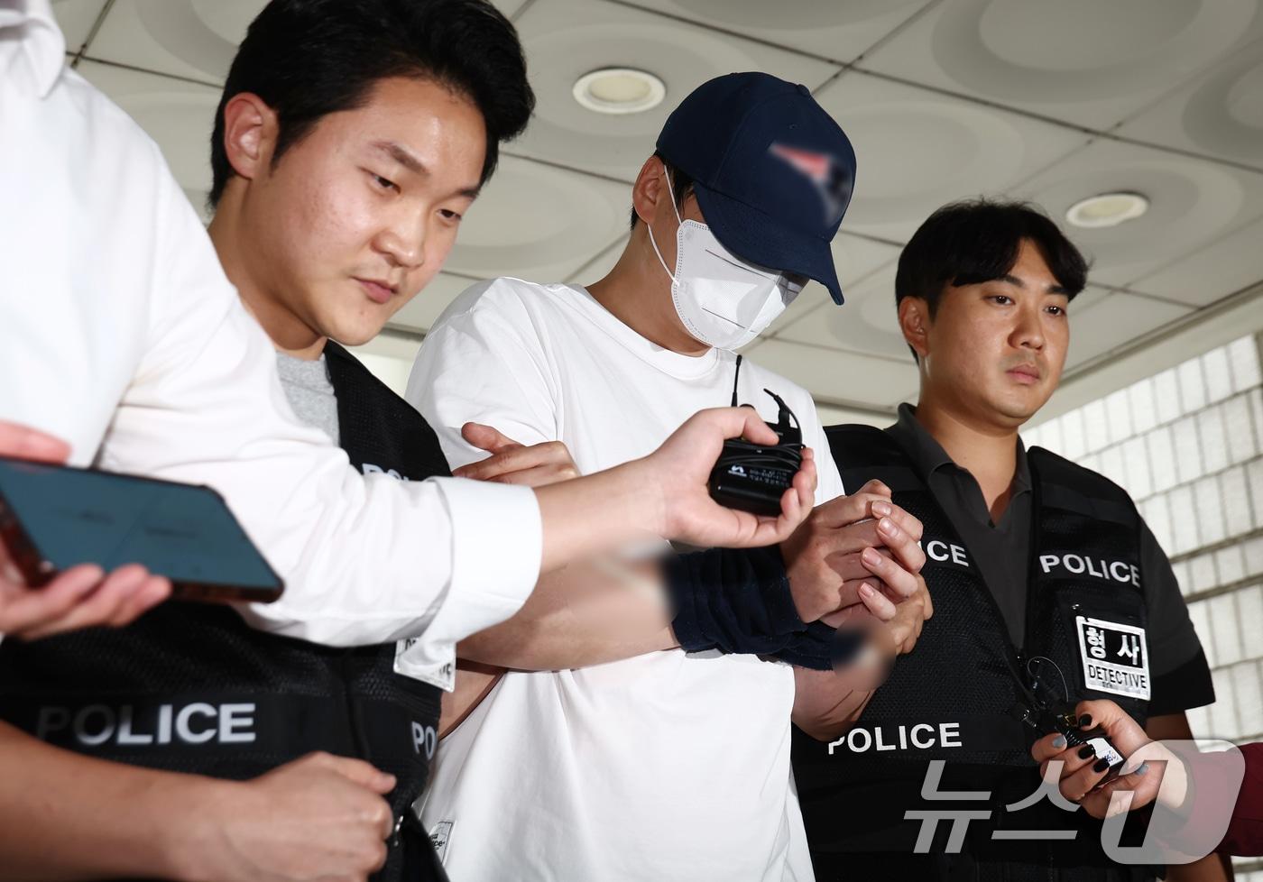 서울 관악구 피자가게에서 프랜차이즈 본사 직원을 포함해 3명을 흉기로 찔러 숨지게 한 가맹점주 A씨가 12일 오후 서울 서초구 서울중앙지법에서 열린 구속 전 피의자 심문&#40;영장실질심사&#41;을 받기 위해 출석하고 있다. 2025.9.12/뉴스1 ⓒ News1 김민지 기자