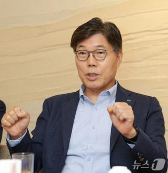 본문 이미지 - 황병우 iM금융그룹 회장이 기자간담회에서 오는 12월 새 행장 선임에 대해 설명하고 있다.(iM뱅크 제공. 재판매 및 DB 금지)