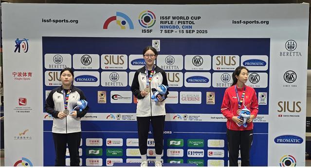 본문 이미지 - 양지인(가운데)과 오예진(왼쪽)이 사격 월드컵 여자 25m 권총에서 시상대에 섰다.(대한사격연맹 제공)