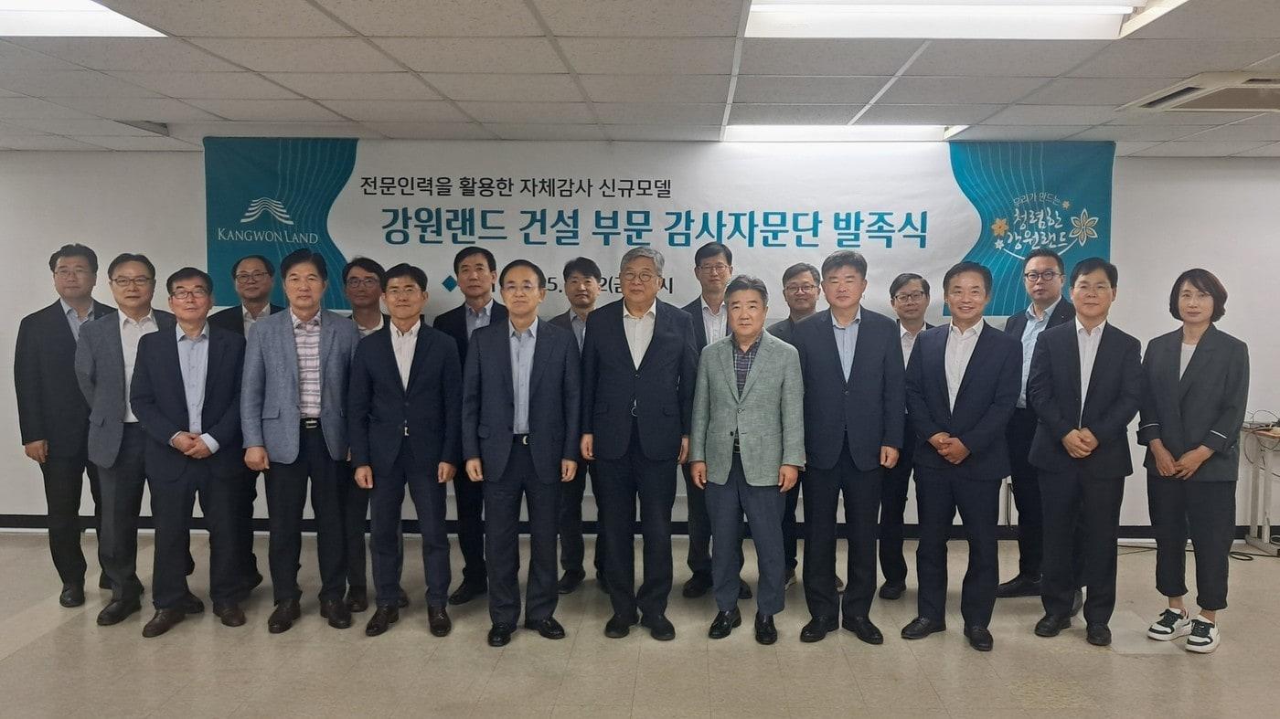 12일 서울 중구 소재에서 LH 및 강원랜드 관계자 등이 강원랜드 건설 부문 감사자문단 발족 기념사진을 촬영하고 있다.&#40;LH 제공&#41;