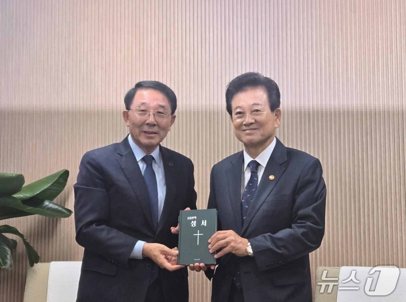 본문 이미지 - 정동영 통일부 장관이 12일 서울 종로구 한국기독교회관에서 김종생 한국기독교교회협의회(NCC) 총무를 접견했다.  2025.9.10/뉴스1 ⓒ News1 