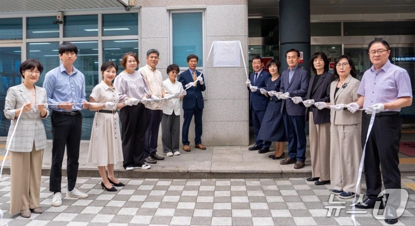 충북 증평군은 12일 가톨릭꽃동네대학교와 함께 증평군노인복지관에서 생활연구소 현판식을 했다.(증평군 제공, 재판매 및 DB금지)/뉴스1