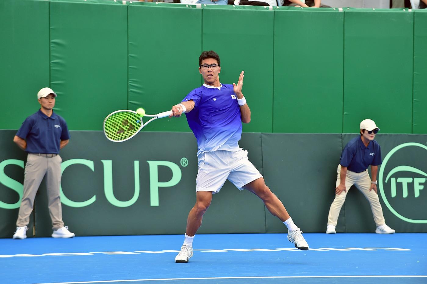 한국 테니스 대표팀 정현이 데이비스컵 1단식에서 카자흐스탄 셰브첸코와 경기하고 있다.&#40;대한테니스협회 제공&#41;
