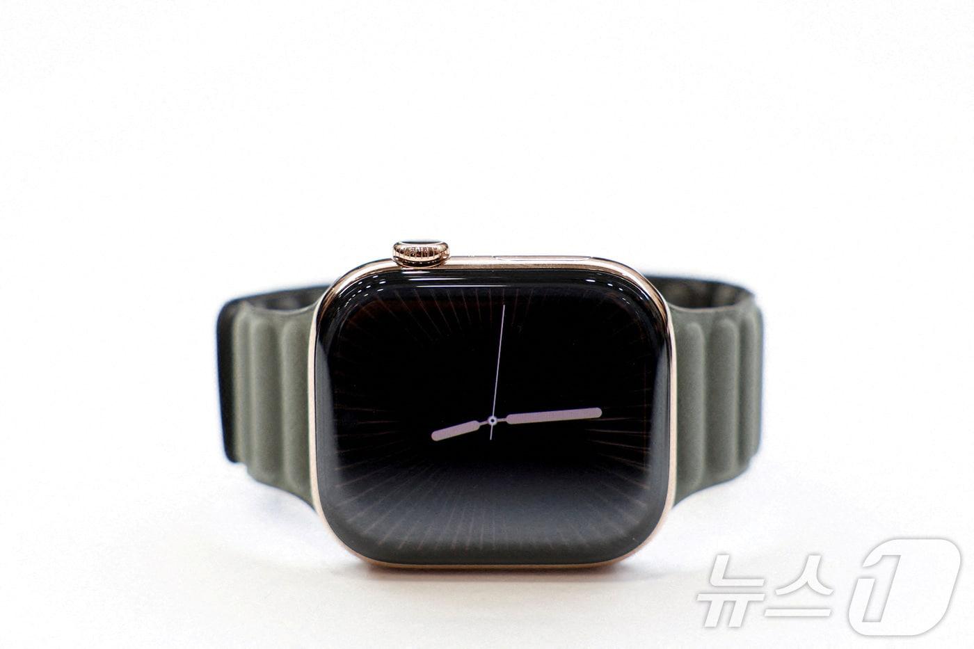 9일(현지시간) 미국 캘리포니아 쿠퍼티노에 있는 애플 본사 캠퍼스에서 열린 애플 행사에서 애플 워치 시리즈11 티타늄 모델이 전시됐다. 2025. 09. 09. ⓒ 로이터=뉴스