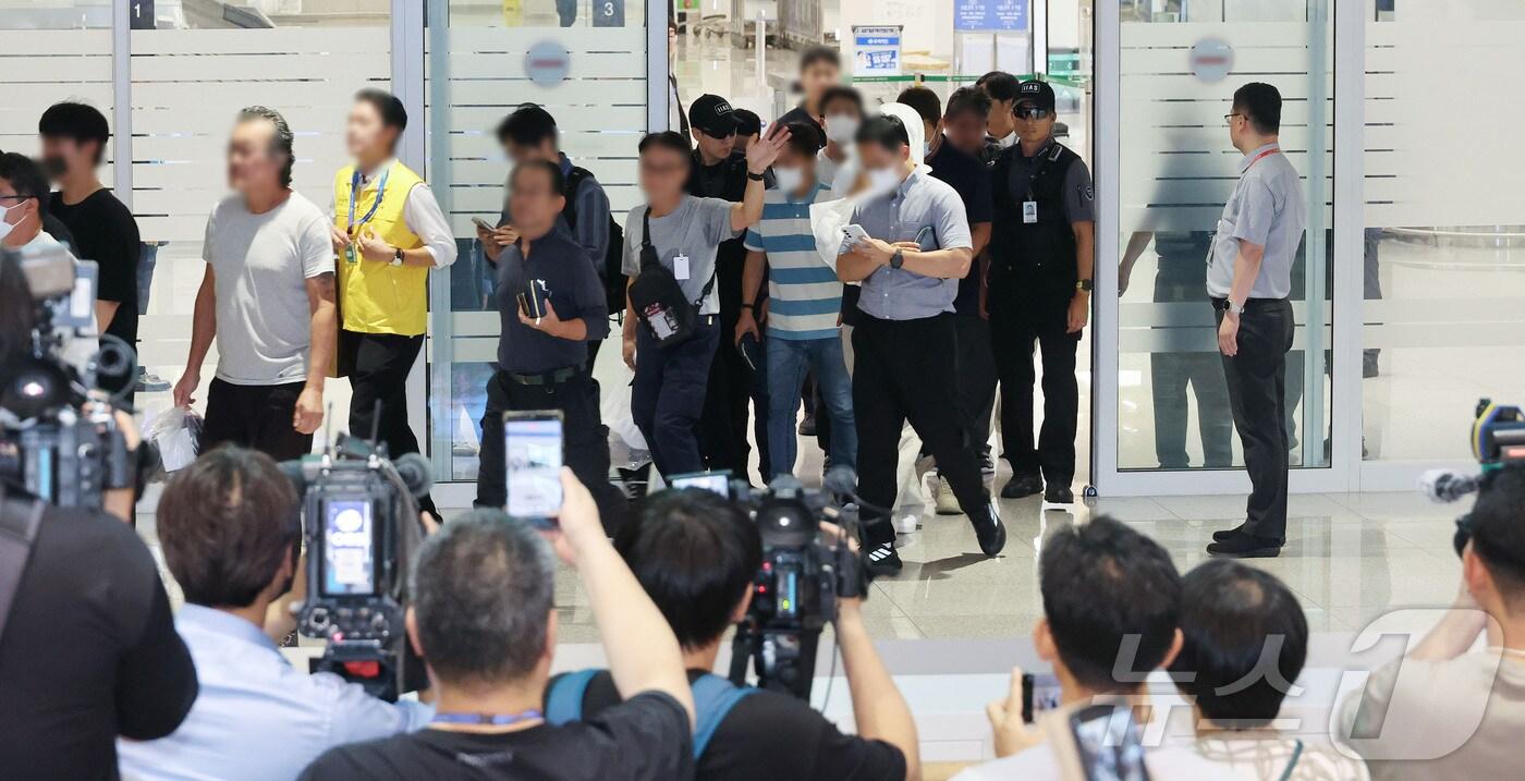미국 이민당국에 의해 조지아주에 구금됐던 한국인 근로자들이 12일 인천국제공항 제2여객터미널 입국장을 나서고 있다. (공동취재) 2025.9.12/뉴스1 ⓒ News1 박지혜 기자