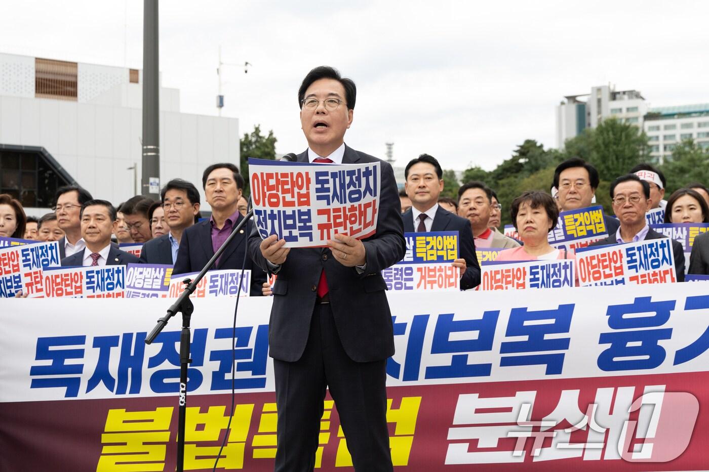 송언석 국민의힘 원내대표가 12일 오후 서울 용산구 대통령실 앞에서 열린 '정치보복 불법특검 규탄대회'에서 발언하고 있다. 2025.9.12/뉴스1 ⓒ News1 이승배 기자