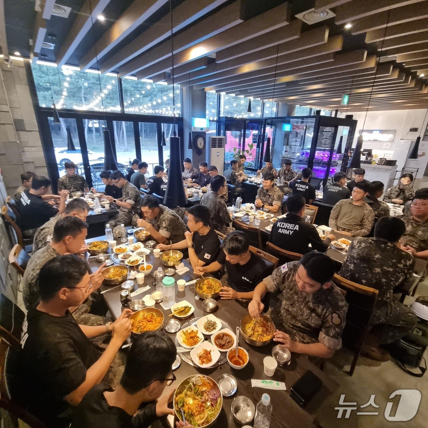 본문 이미지 - 급수 지원 중인 군 장병에게 100인 분 무료 식사 제공한강릉 한우타운.&#40;강릉시 제공, 재판매 및 DB 금지&#41; 2025.9.12/뉴스1