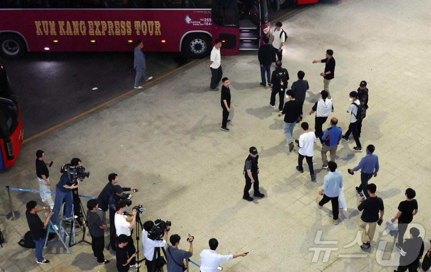 미국 이민당국에 의해 조지아주에 구금됐다 풀려난 한국인 근로자들이 12일 인천국제공항을 통해 입국, 버스에 탑승하고 있다. 풀려난 한국인들은 지난 4일 조지아주 엘러벨의 현대차그룹-LG에너지솔루션 배터리 합작공장 건설 현장에서 체포·구금된 지 8일 만에 고국 땅을 밟게 됐다. 2025.9.12/뉴스1 ⓒ News1 박지혜 기자