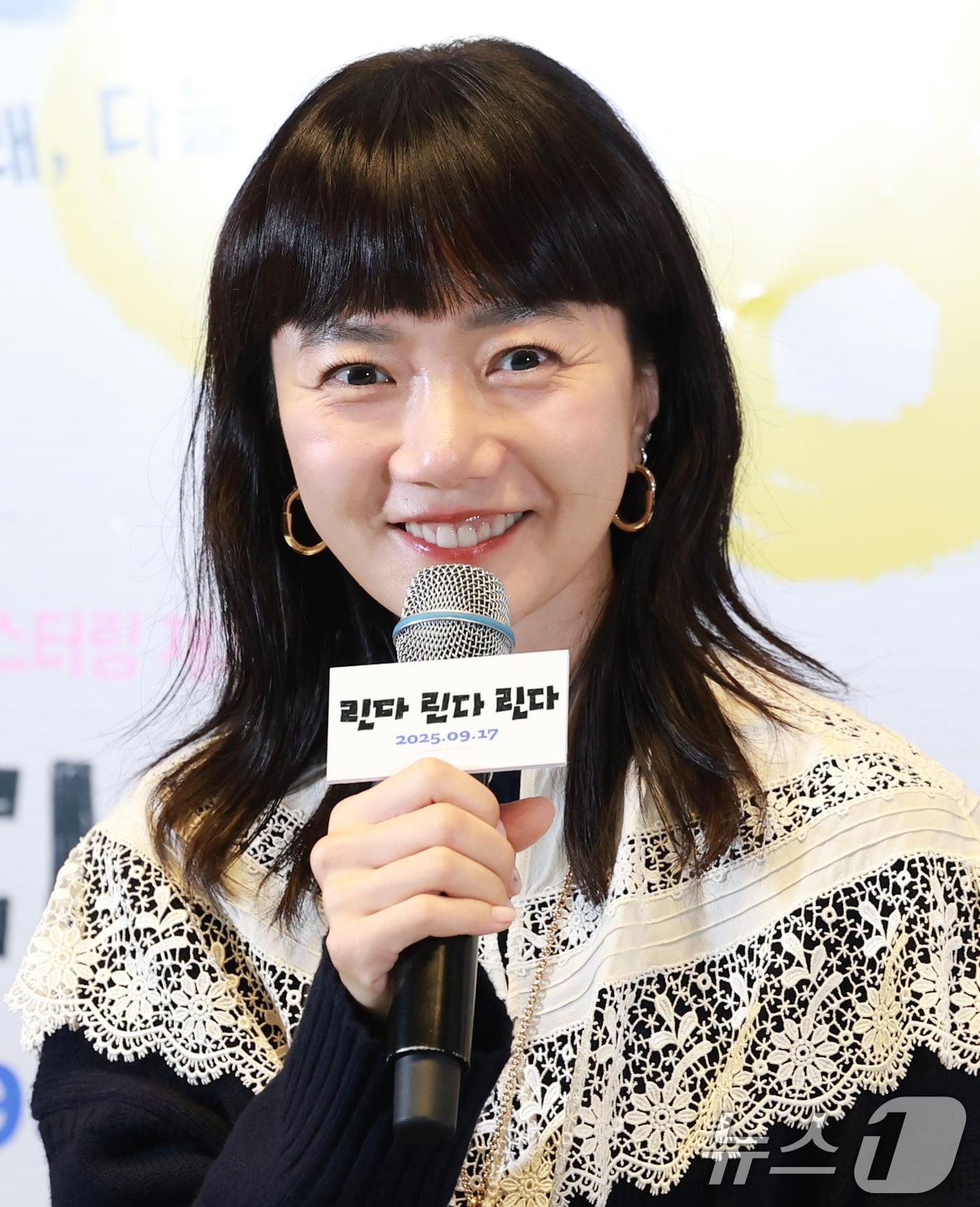 본문 이미지 - 배우 배두나가 12일 오후 서울 강남구 코엑스 메가박스에서 열린 영화 '린다 린다 린다'(감독 야마시타 노부히로)의 언론배급시사회 및 기자간담회에서 미소를 짓고 있다. '린다 린다 린다'는 고교생활 마지막을 장식할 축제를 준비하는 여고생 밴드와 얼떨결에 보컬이 된 한국인 유학생 '송'의 서툴고 반짝이는 청춘을 그린 영화다. 2025.9.12/뉴스1 ⓒ News1 권현진 기자