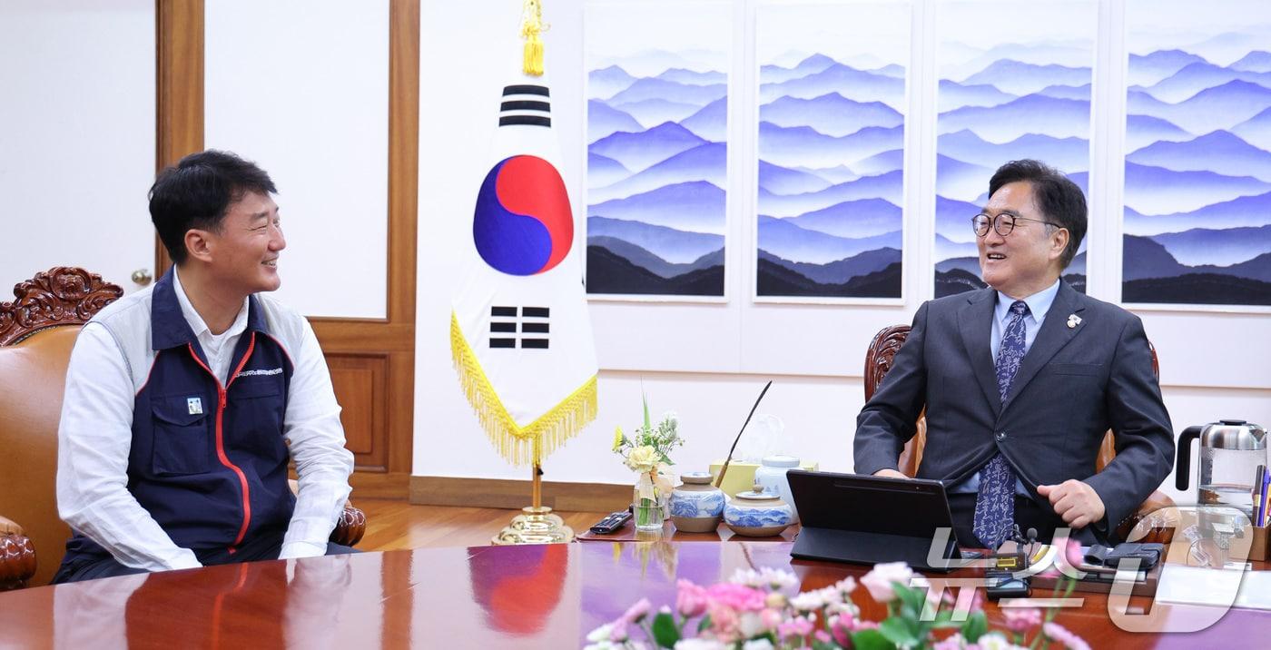 우원식 국회의장&#40;오른쪽&#41;이 지난 9월 12일 오후 서울 여의도 국회 의장실에서 양경수 민주노총 위원장을 접견하고 있다. 2025.9.12/뉴스1 ⓒ News1 신웅수 기자