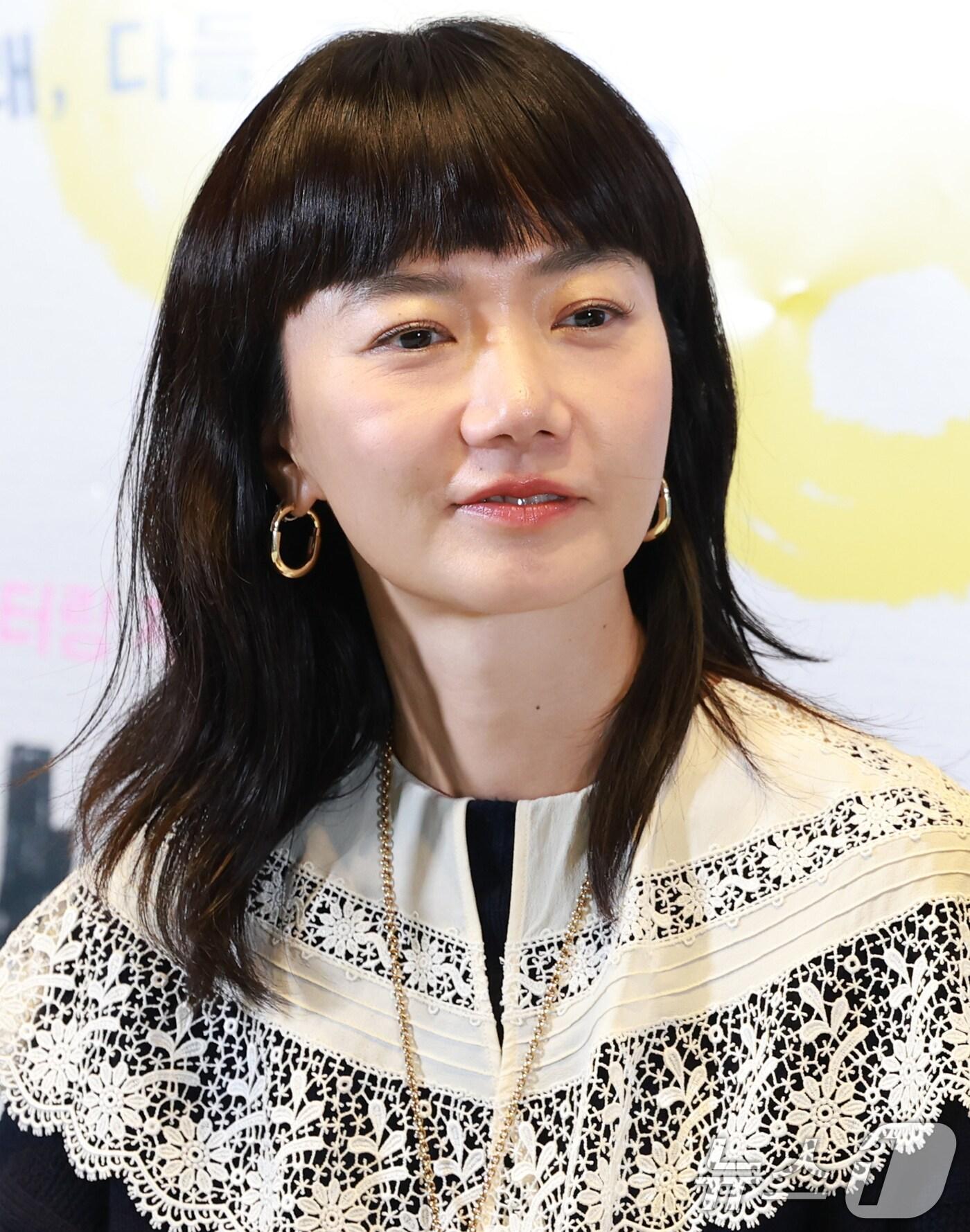 본문 이미지 - 배우 배두나가 12일 오후 서울 강남구 코엑스 메가박스에서 열린 영화 '린다 린다 린다'(감독 야마시타 노부히로)의 언론배급시사회 및 기자간담회에서 매력을 발산하고 있다. '린다 린다 린다'는 고교생활 마지막을 장식할 축제를 준비하는 여고생 밴드와 얼떨결에 보컬이 된 한국인 유학생 '송'의 서툴고 반짝이는 청춘을 그린 영화다. ⓒ News1 권현진 기자