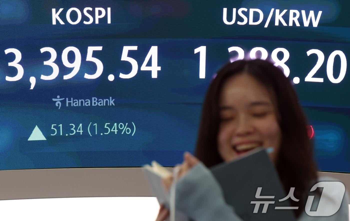 12일 오후 서울 중구 하나은행 딜링룸 전광판에 코스피 지수 종가가 전 거래일 대비 51.34포인트&#40;1.54%&#41; 상승한 3,395.54을 보이고 있다. 2025.9.12/뉴스1 ⓒ News1 김명섭 기자