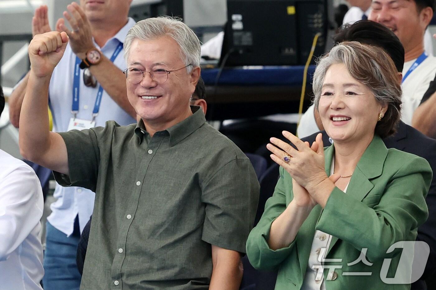 문재인 전 대통령과 김정숙 여사가 12일 광주 동구 5·18민주광장에서 열린 2025세계양궁선수권대회 리커브 여자 결승에서 한국 강채영이 금메달을 따자 기뻐하고 있다. 2025.9.12/뉴스1 ⓒ News1 이승현 기자