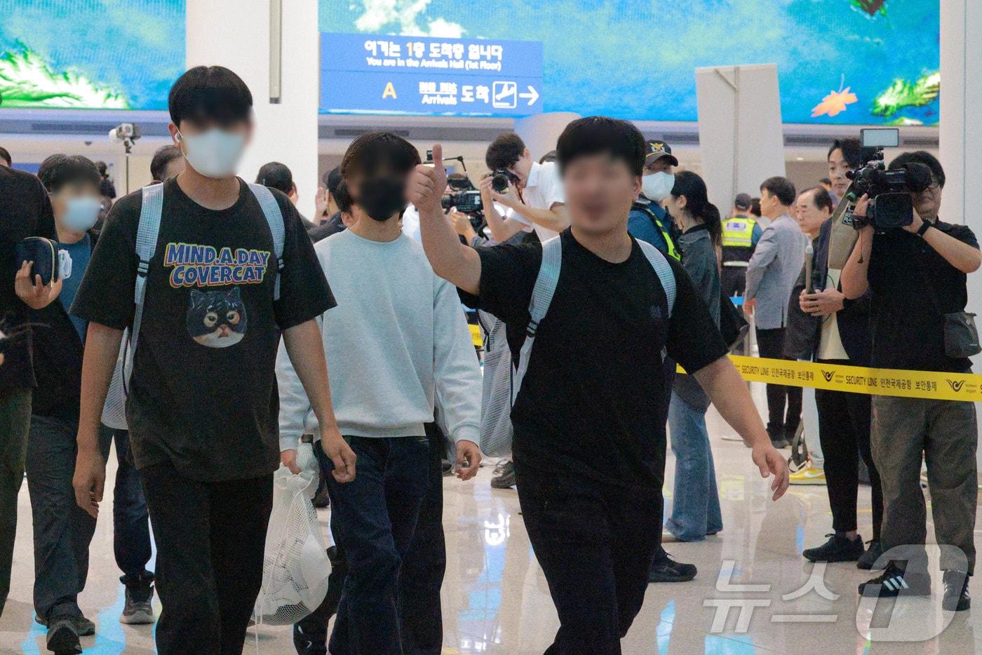 미국 이민당국에 의해 조지아주에 구금됐던 한국인 근로자들이 12일 인천국제공항 제2여객터미널 입국장을 나서고 있다. (공동취재)2025.9.12/뉴스1 ⓒ News1 박지혜 기자
