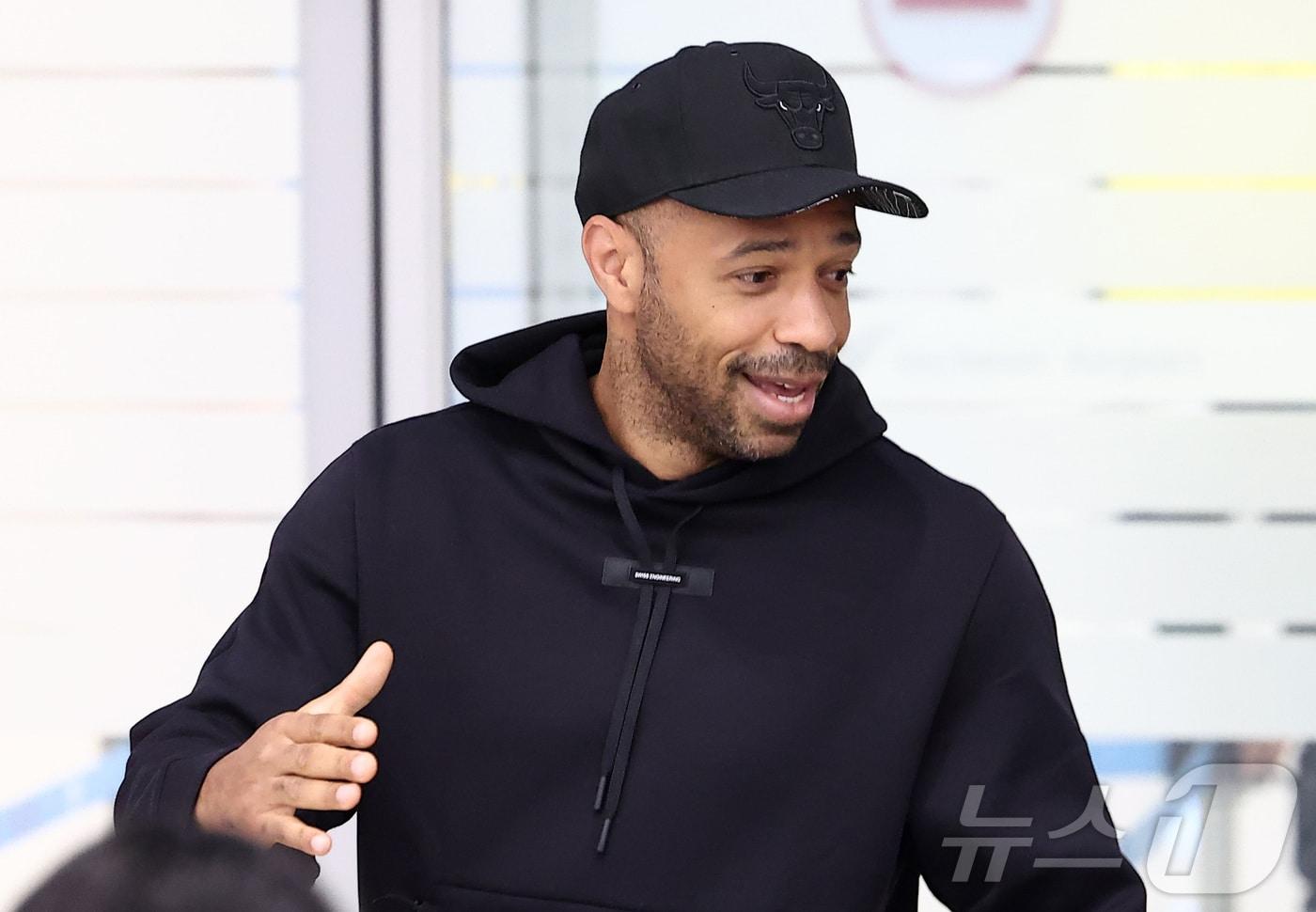 전 축구선수 티에리 앙리가 &#39;2025 아이콘매치: 창의 귀환, 반격의 시작&#40;아이콘매치&#41;&#39; 참가를 위해 12일 인천국제공항 제2여객터미널을 통해 입국하고 있다. 2025.9.12/뉴스1 ⓒ News1 김성진 기자