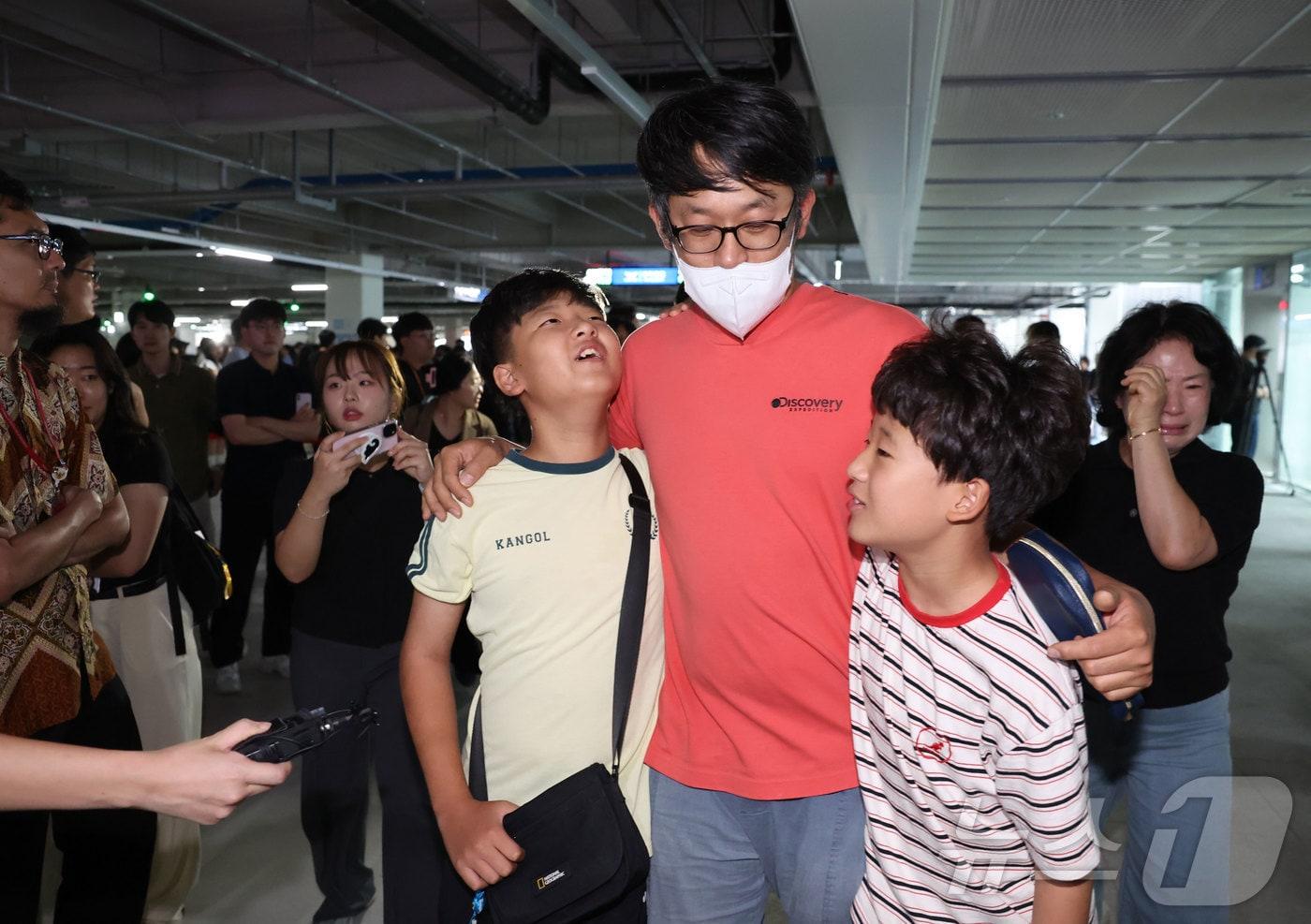 미국 이민 당국에 체포·구금됐다가 석방된 한국인 근로자 아버지가 12일 오후 인천국제공항을 통해 귀국하자 가족들이 기뻐하고 있다. &#40;공동취재&#41; 2025.9.12/뉴스1 ⓒ News1 박지혜 기자