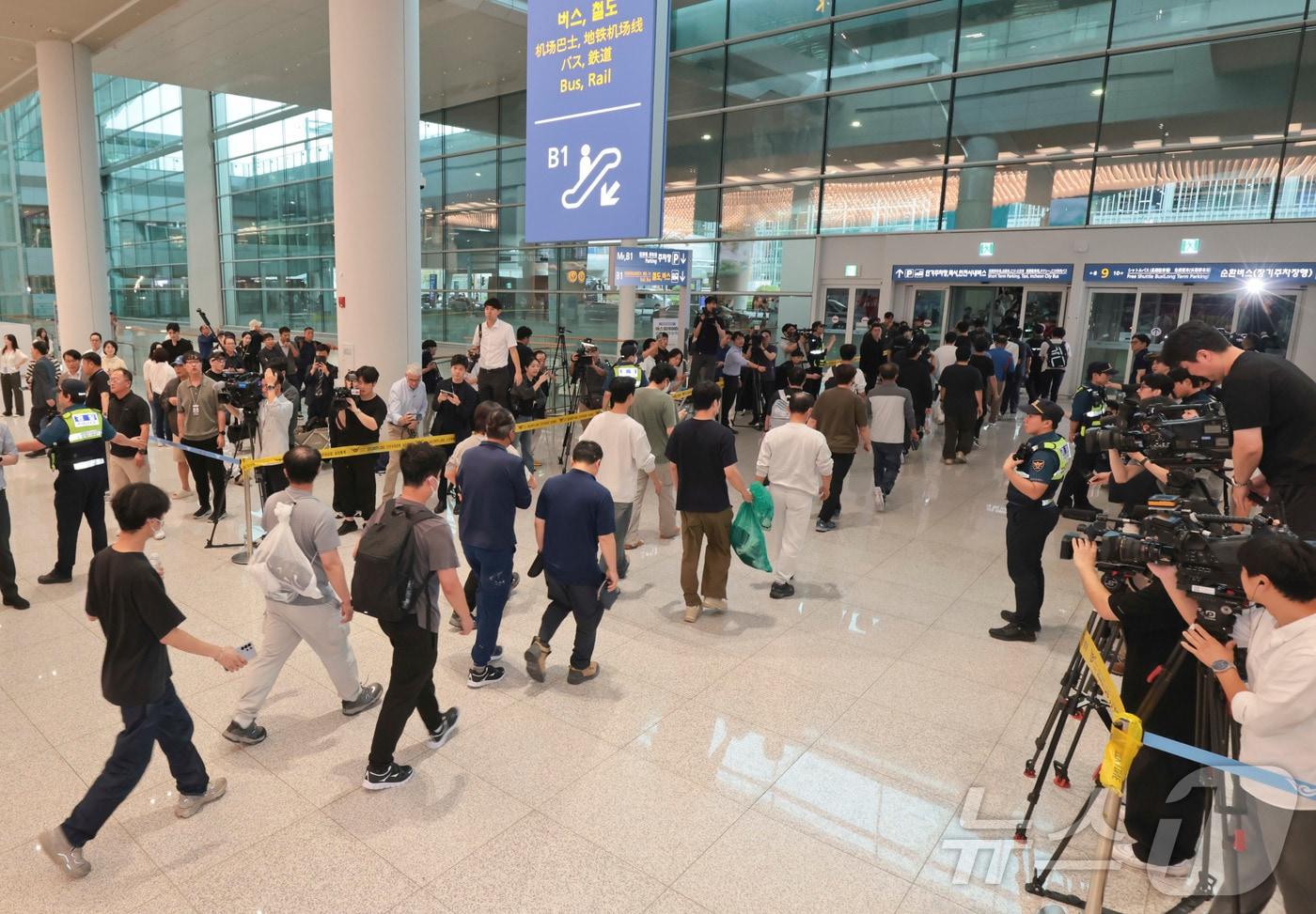 미국 조지아주에서 이민단속으로 체포·구금됐다 풀려난 현대차그룹-LG에너지솔루션 합작 배터리공장 건설 현장 직원들이 12일 오후 인천국제공항 제2여객터미널로 귀국하고 있다. &#40;공동취재&#41; 2025.9.12/뉴스1 ⓒ News1 박지혜 기자
