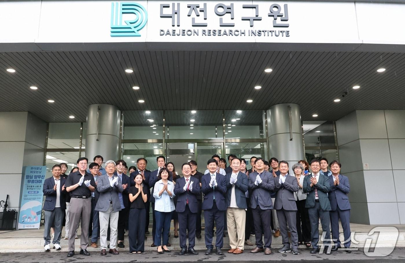 이장우 대전시장이 12일  대전연구원 현판 제막식에 참석해 기념촬영 하고 있다.(대전시 제공. 재판매 및 DB금지)
