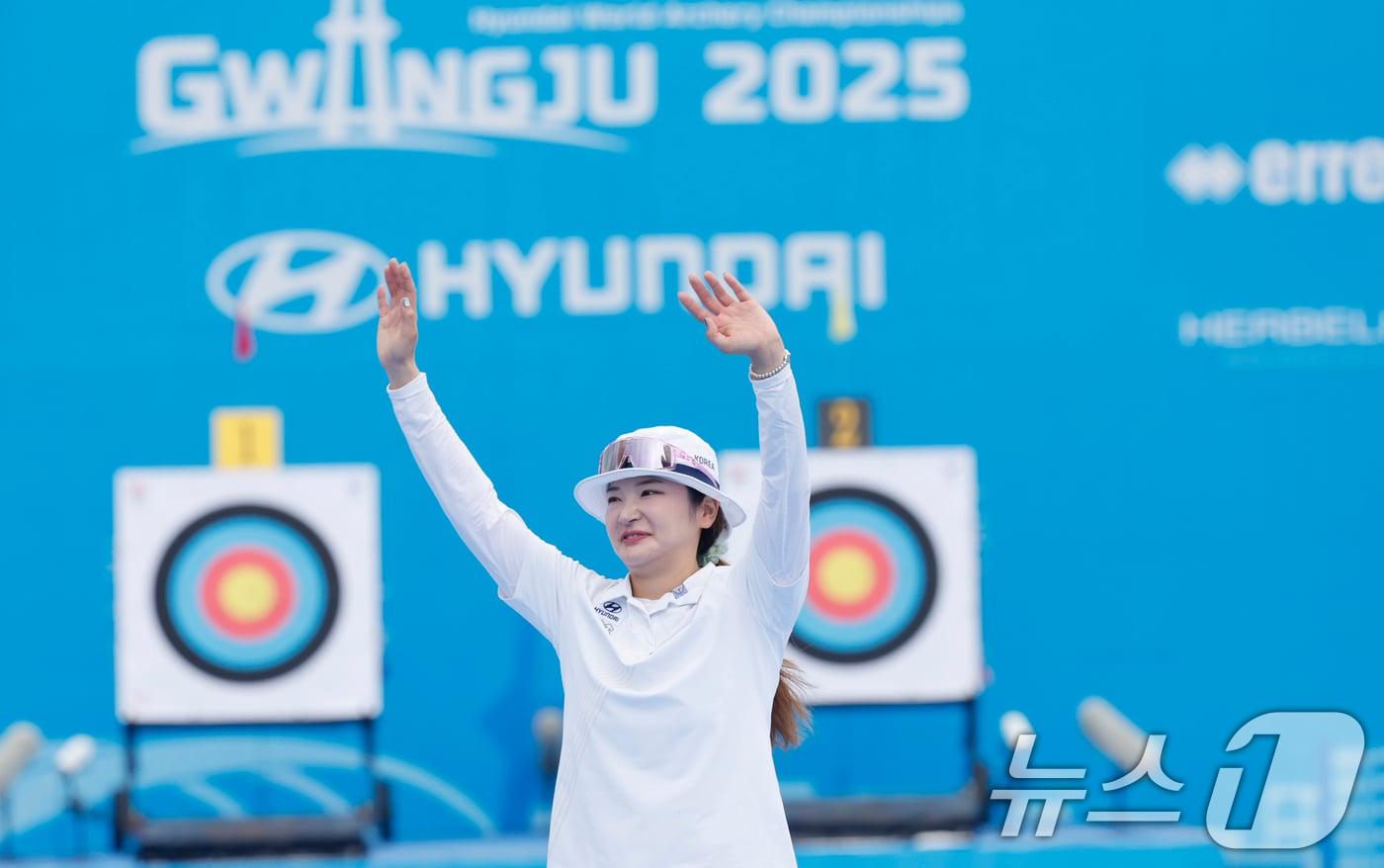 금메달을 획득한 강채영이 12일 광주 동구 5·18민주광장 특설경기장에서 열린 2025 세계양궁선수권대회 리커브 여자 개인전 시상식에서 두 팔 들어 인사를 하고 있다. 2025.9.12/뉴스1 ⓒ News1 김태성 기자