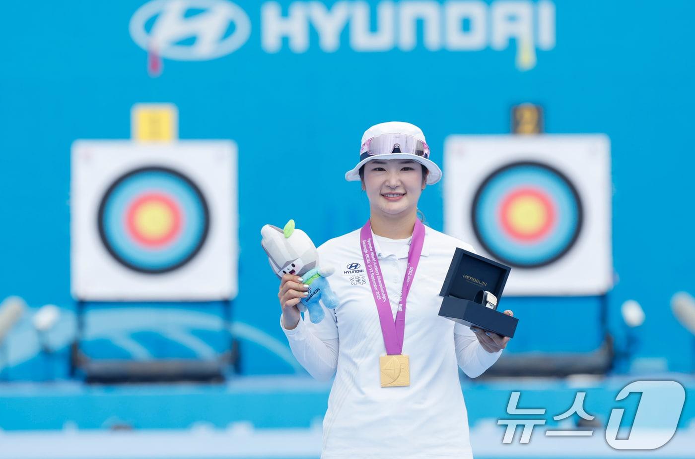 강채영이 12일 광주 동구 5·18민주광장 특설경기장에서 열린 2025 세계양궁선수권대회 리커브 여자 개인전 시상식에서 금메달을 수상해 기념촬영을 하고 있다. 2025.9.12/뉴스1 ⓒ News1 김태성 기자