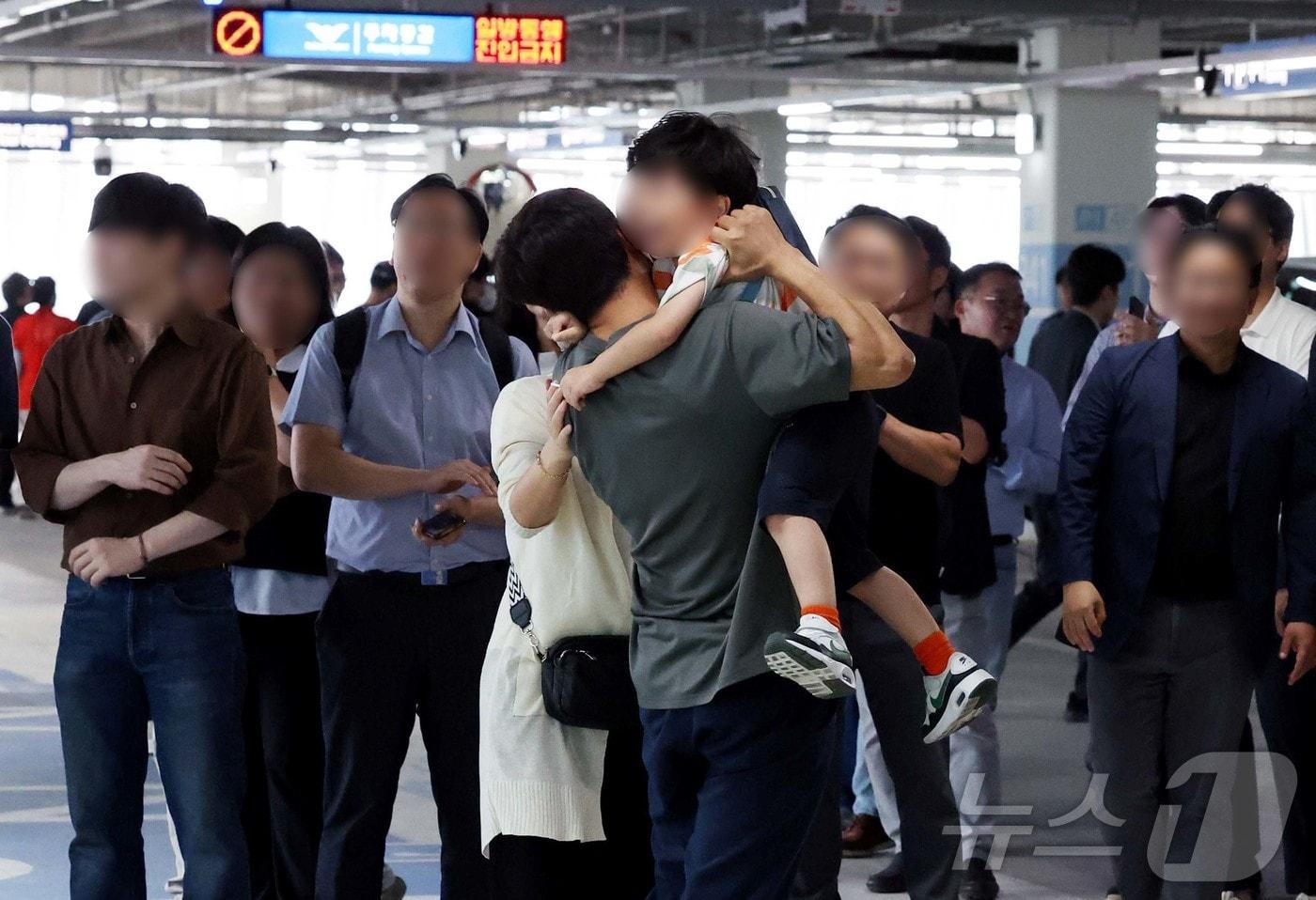 미국 이민당국에 의해 조지아주에 구금됐던 한국인 근로자들이 12일 인천국제공항 제2여객터미널을 통해 귀국한 뒤 가족들과 기뻐하고 있다. (공동취재) 2025.9.12/뉴스1 ⓒ News1 박지혜 기자