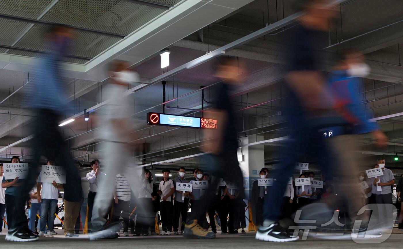 미국 이민 당국에 체포·구금됐다가 석방된 한국인 근로자들이 12일 오후 인천국제공항을 통해 귀국하고 있다. 풀려난 한국인들은 지난 4일 미국 조지아주 엘러벨의 현대차그룹-LG에너지솔루션 배터리 합작공장 건설 현장에서 체포·구금된 지 8일 만에 고국 땅을 밟게 됐다. (공동취재) 2025.9.12/뉴스1 ⓒ News1 박지혜 기자
